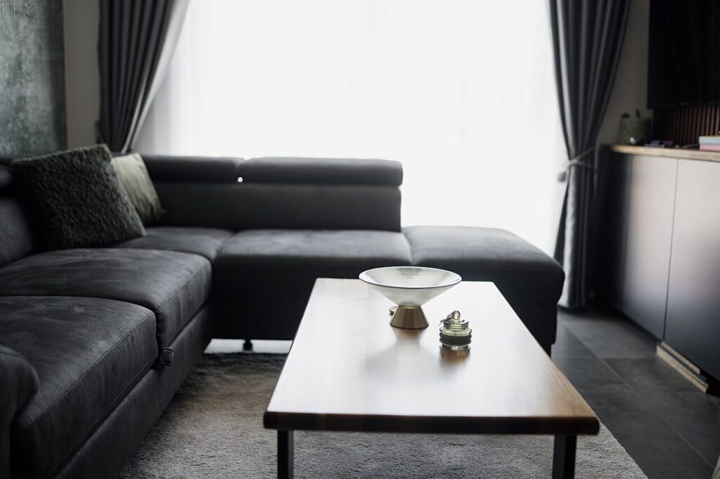 Relooker un vieux meuble style Shabby Chic! Vidéo + 20 exemples inspirants… - A gray sofa stands in a living room. A bright window allows light to fil