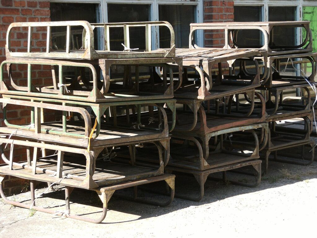Fabriquer un canapé en palette! 20 idées + tutoriel vidéo… - Crates, industrial architecture, Zlín.