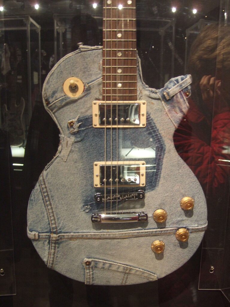 10 idées géniales pour recycler de vieux jeans - Custom guitar 'Born to Rock' at Harrods