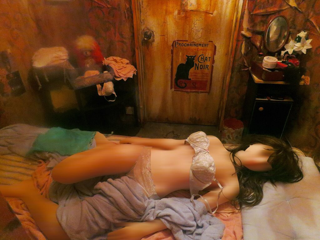 Marier « beige et marron » dans la Chambre! 15 idées qui sauront vous inspirer… - Cyber Kowloon Walled City - 08. Kowloon nymph rests in apartment - W