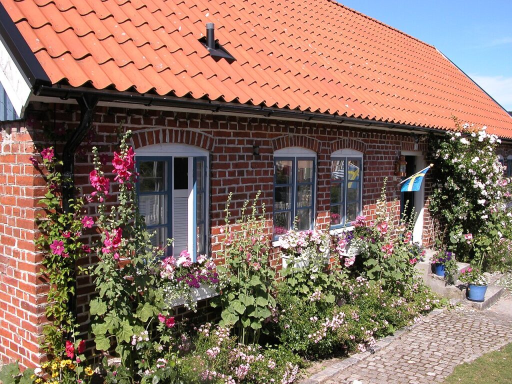 Se créer un petit angle salon original dans le jardin! 20 idées inspirantes… - A classic Kivik Cottage or "stuga" as it is known in Sweden.