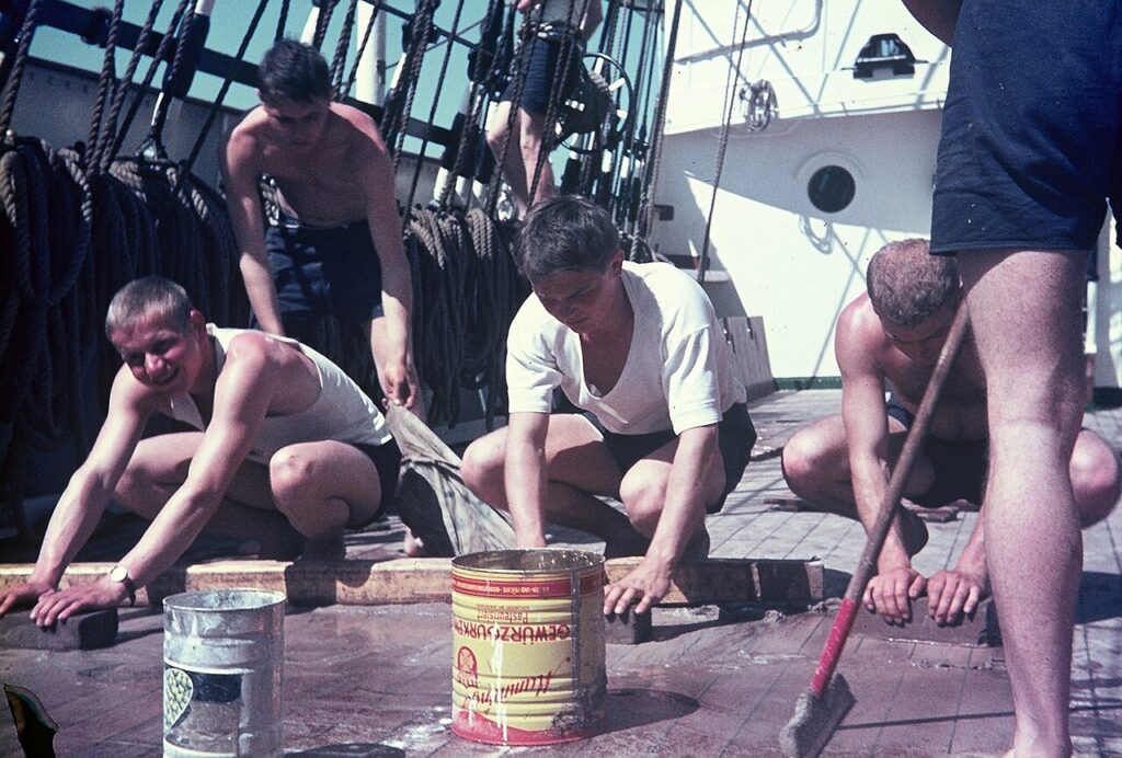 Ventilateur poussiéreux ? Pas de panique ! Voici les astuces pour le nettoyer comme un pro - Reinigung vom Holzdeck der Gorch Fock (1958) mit Sand, Wa