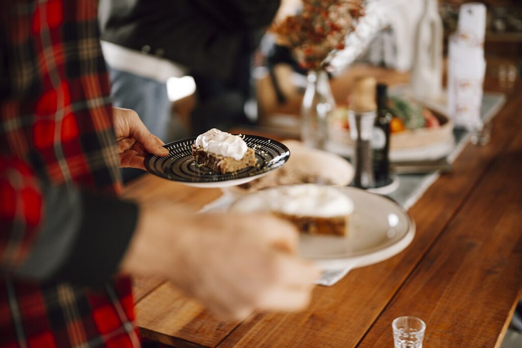 27 idées créatives pour recycler vos vieux ustensiles de cuisine! Laissez - A person holds two plates with creamy desserts, one topped with whipped cr