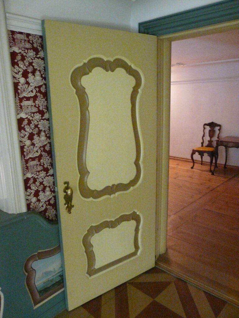 Relooker ses portes d’intérieur avec un sticker! 13 exemples inspirants - Gdańsk. Dom Uphagena