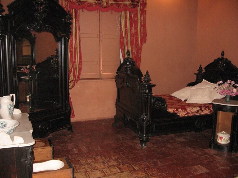 Marier gris et blanc dans la chambre à coucher! Voici 15 idées qui sauront vous inspirer…