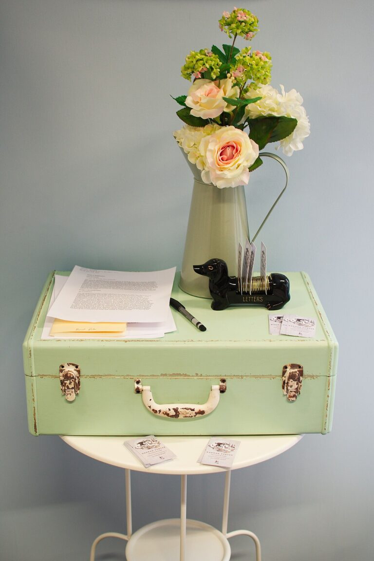 Faire une commode avec de vieilles valises! 20 idées pour vous inspirer…