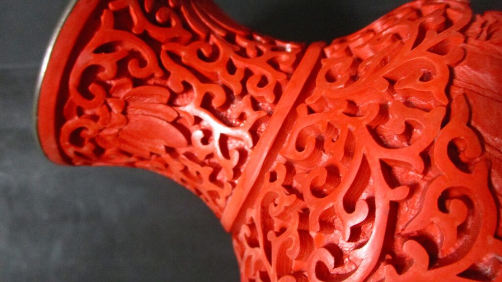 10 inspirations pour décorer avec un joli vase d’hortensias - +Emaille Lackvase - China um 1960 - Bild 001