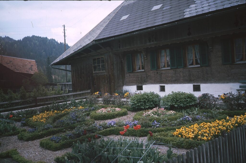 Mobilier de jardin Maisons du Monde 2021 - cottage garden in Emmental, Kanton Bern, Switzerland