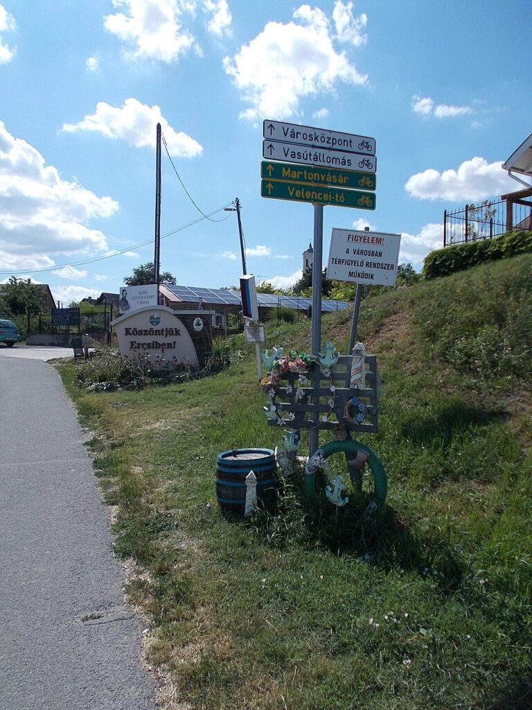 Un plan de table mariage en palettes! 20 idées… Inspirez - Szigetújfalu-Ercsi ferry, Ercsi pier/port. Security camera system warning sign, cycling rou