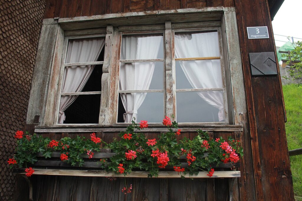 Une jardinière DIY avec du bois flotté! 9 idées pour s’inspirer - Fenster am Eingang zum Walserhaus in Triesenberg