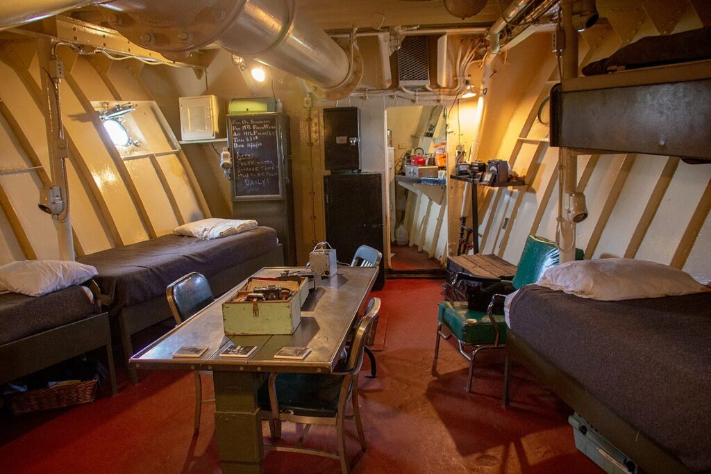 Du violet dans la chambre à coucher! 50 exemples inspirants… - Fire Fighter ship, Long Island, USA.