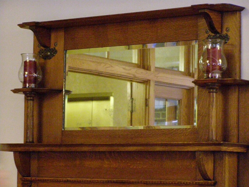 Voici 7 façons d’ agrandir une pièce avec un miroir! Laissez - Fireplace mantel of the Canyon Inn at McCormick's Creek State Park, Indiana.