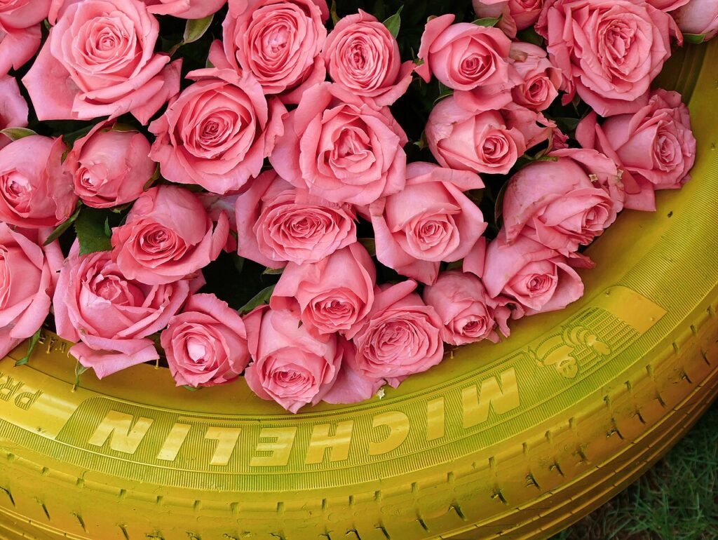 Déco pneus recyclés! 20 idées géniales pour vous inspirer… - Flower decorations at a wedding in India