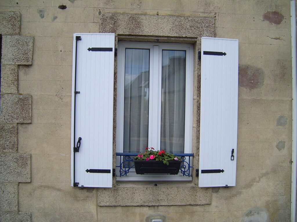 Tendances en jardinage 2023 - Image title: Flowered window with shutter Image from Public domain images website, http://www.public-domain-image.com/fu