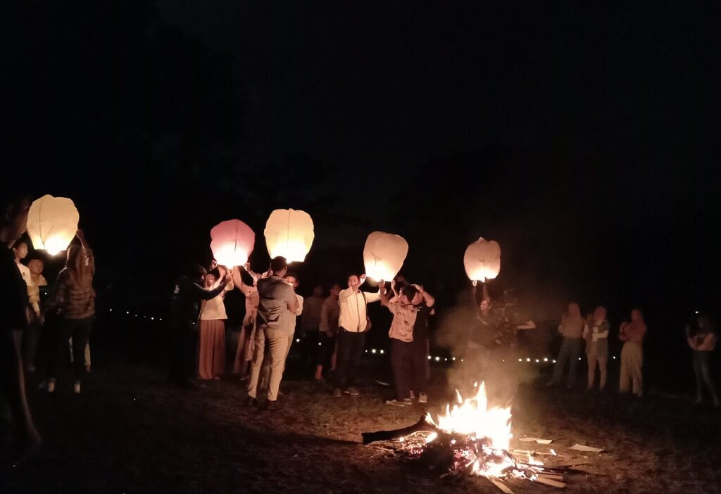 Décorer des bocaux recyclés avec de la toile de jute! 20 idées pour vous inspirer… - Flying lanterns at night