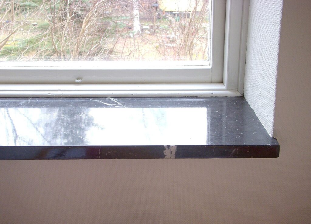Shabby chic, un style qui meuble avec goût - Exempel för en inbyggd fönsterbänk