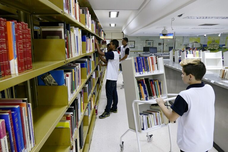 Intégrer des étagères rustiques dans une déco moderne! Voici 20 idées inspirantes…