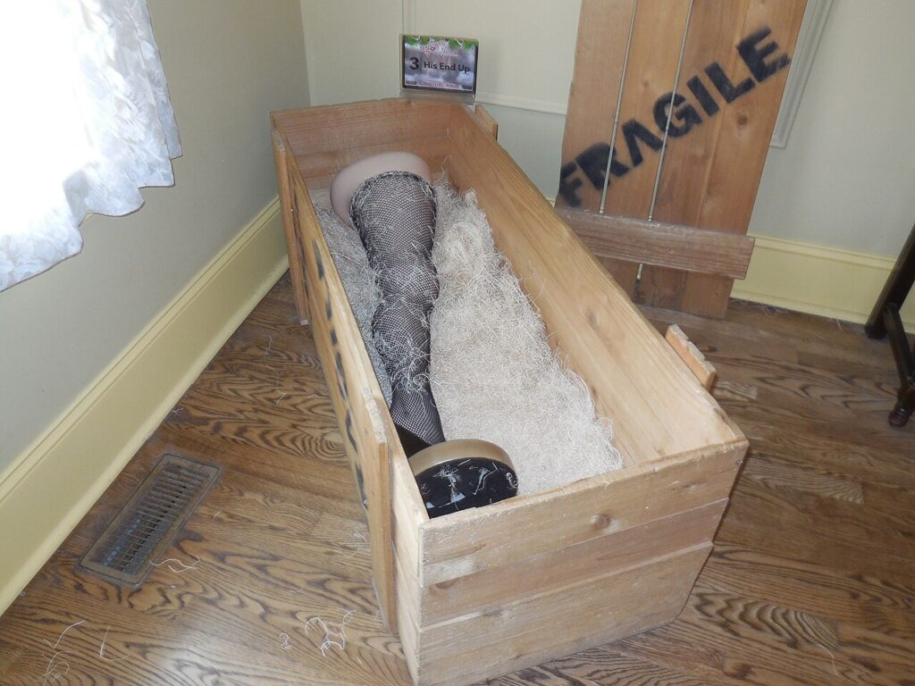 La caisse en bois « green » - Fragile box with partial leg lamp at the House from a Christmas Story in Cleveland, Ohio on March 26, 2016.