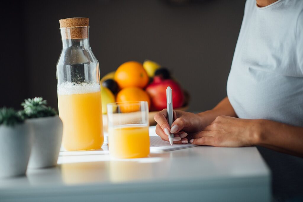 En récupérant quelques ustensiles de cuisine, on peut créer des objets design originaux pour la maison - A person is sitting at a bright kitchen count