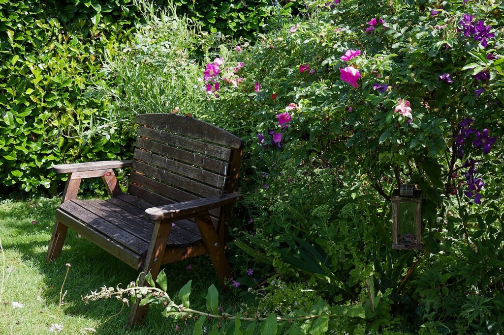 Créer une zone d’ombre dans le jardin ou sur la terrasse avec un voile d’ombrage - Garden lawn wooden bench in Nuthurst, in West Sussex, England.Wikim