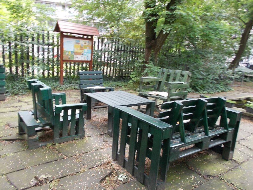 Fabriquer un canapé en palette! 20 idées + tutoriel vidéo… - Garden furniture made from pallets in the garden of the Humusz Ház (Humus House), HQ of H