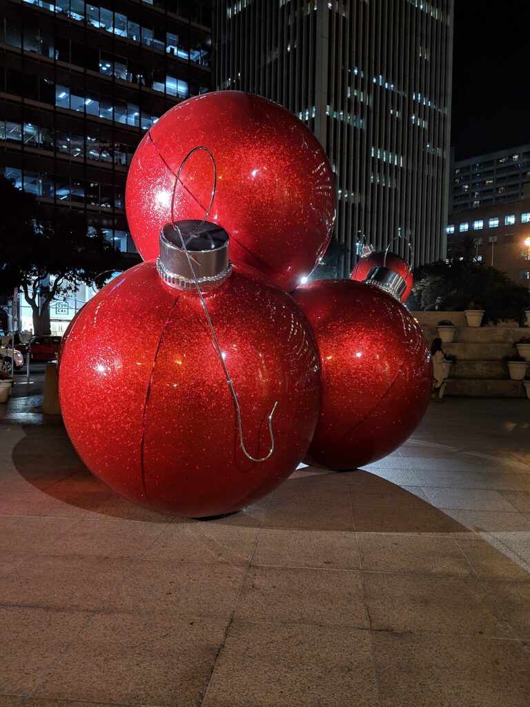 Comment décorer la base du sapin de Noel? La résponse en 20 idées créatives… - Giant Christmas ornament statue in front of 101 California St, San Fran