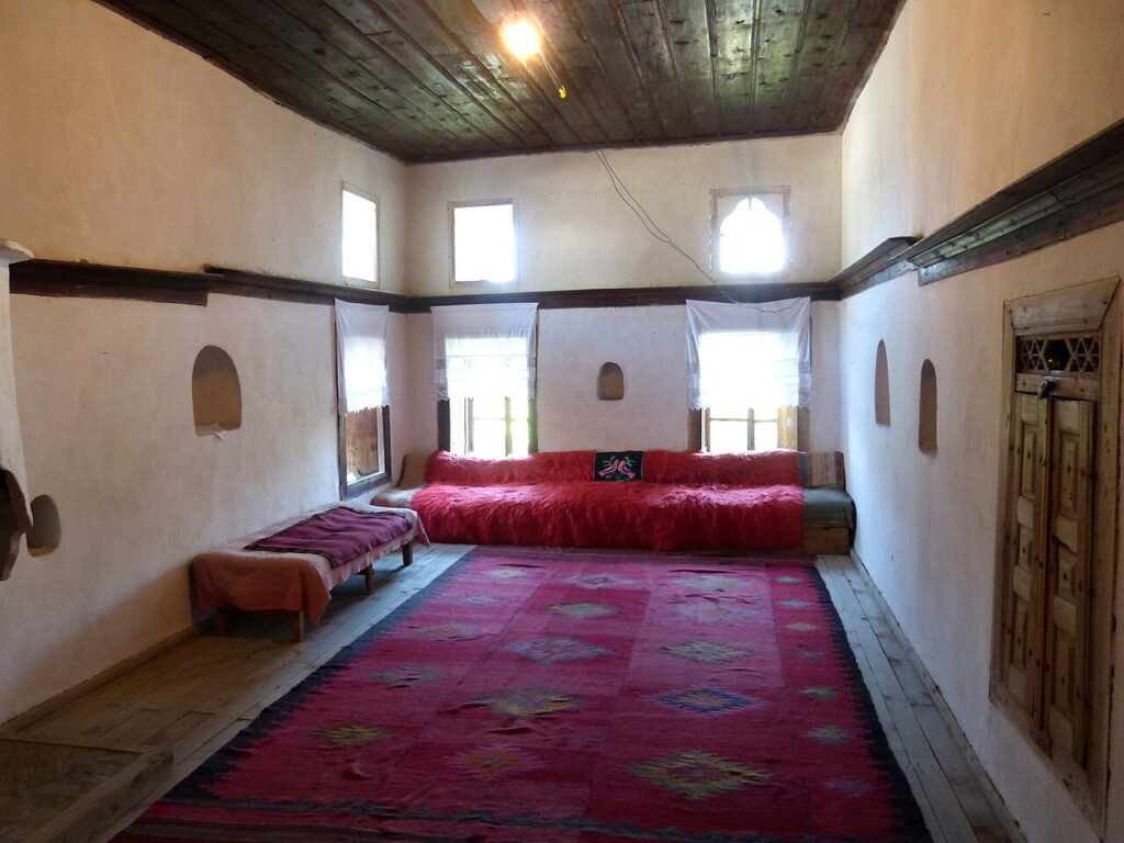 Un divan rose… J’ose! 20 idées pour l’intégrer dans sa déco… - Gjirokastër ( Albania ). Skenduli house ( 18th/19th century ): First floor - Living roo