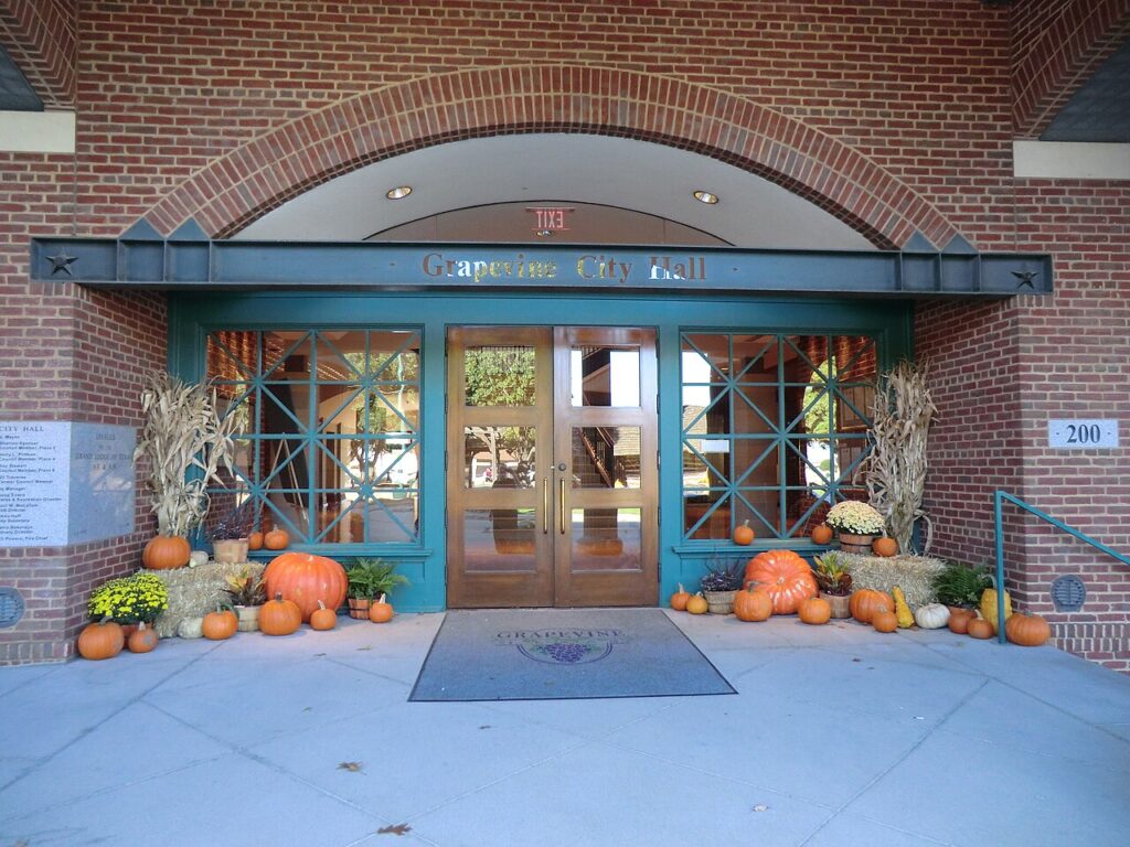 13 décorations d’automne rustiques pour la maison! Laissez - Photo of the front entrance to Grapevine City Hall in October 2012 with Halloween decorat