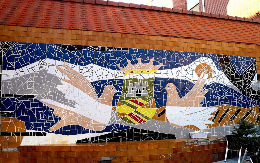 Déco Mosaique en récupérant carrelage ou assiettes cassées! 20 idées inspirantes… - Mural de trencadís en Guardo (Palencia)