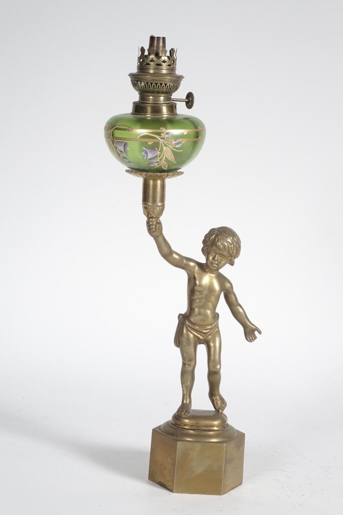 Lampes DIY avec recyclage créatif - Figurenlampe. Zinkguss: Runder, gekehlter Stand mit drei Volutenfüßen. Kniender römischer Soldat, mit Brustpanzer,