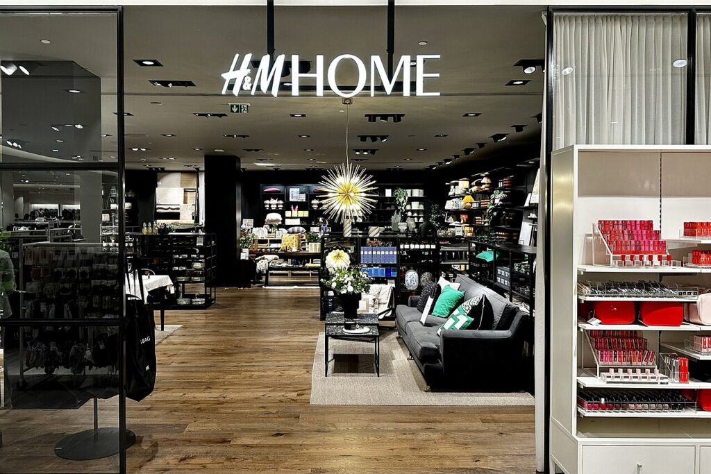 Idées pour aménager son intérieur avec des solutions simples et gain de place - H&M home decor section of a store in Antwerp, Belgium.
