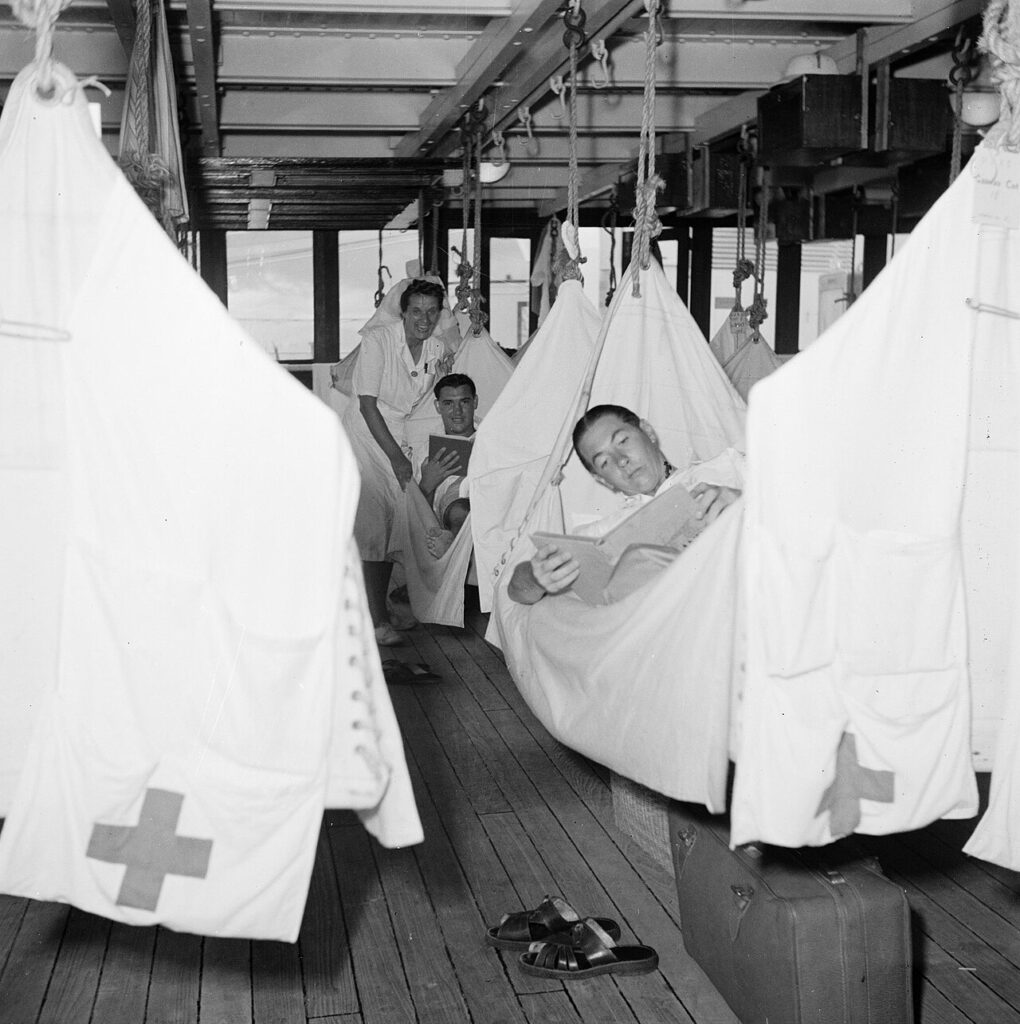 IKEA - Collectie / Archief : Fotocollectie Van de Poll Reportage / Serie : Repatriëringsdienst Indië Beschrijving : Hangmatten op het hospitaaldek