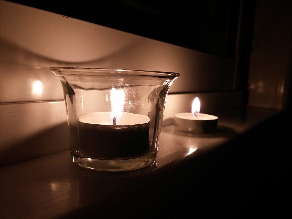 Des bougies flottantes pour décorer votre intérieur! 20 idées magnifiques… - Hanukkah candles