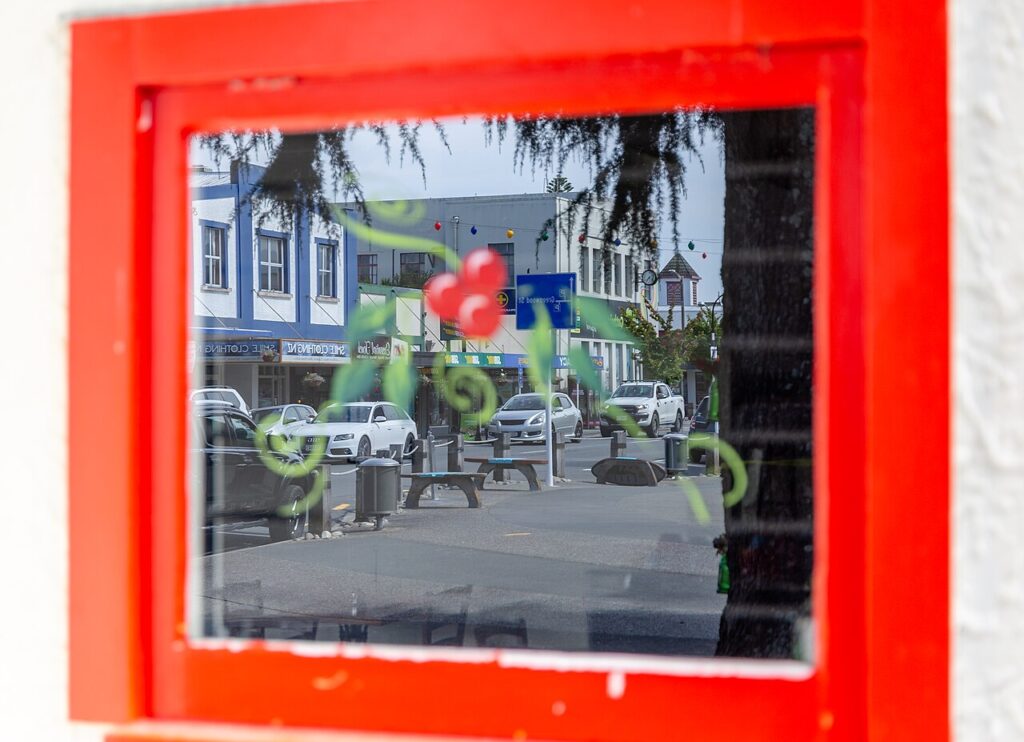 Embellir un miroir avec de la récup - High Street reflected in the mirror hanging on the side of the building at 152-154 High Street, Motueka, New Zea
