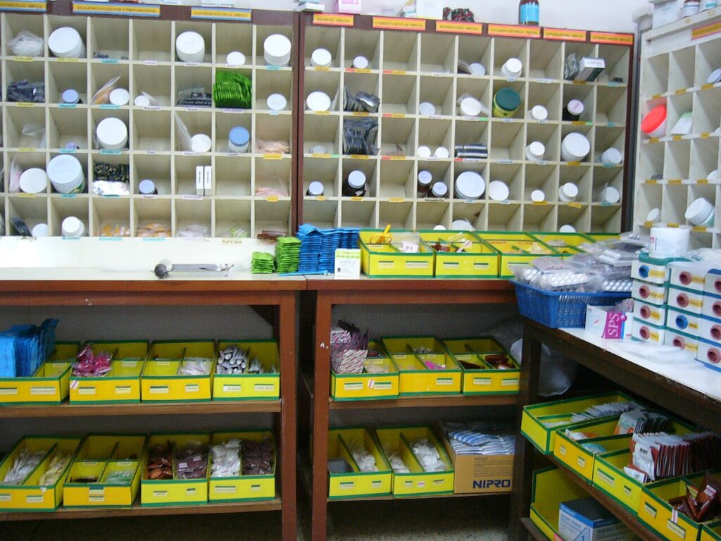 Étagères shabby chic DIY - Partial look into the Pharmacy, Public Hospital Na Wa, Nakhon Phanom Province, Thailand.