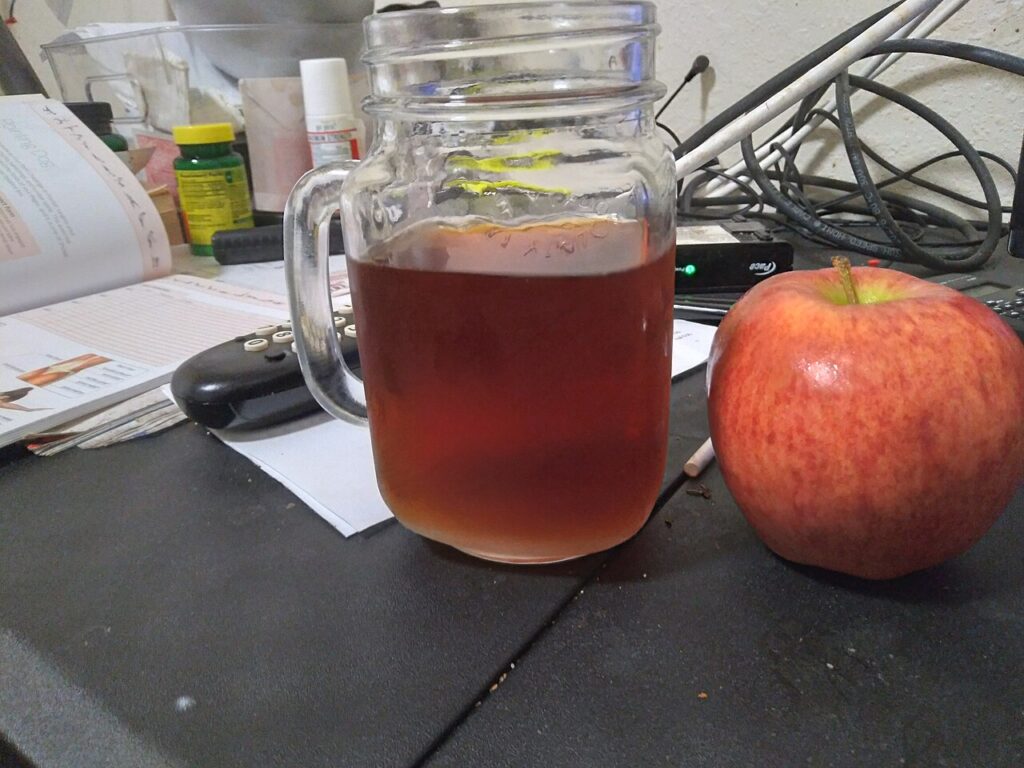 Décorer la chambre de bébé avec du Tricotin ! 3 tutoriels pour vous inspirer - A mason jar of instant tea and an apple.