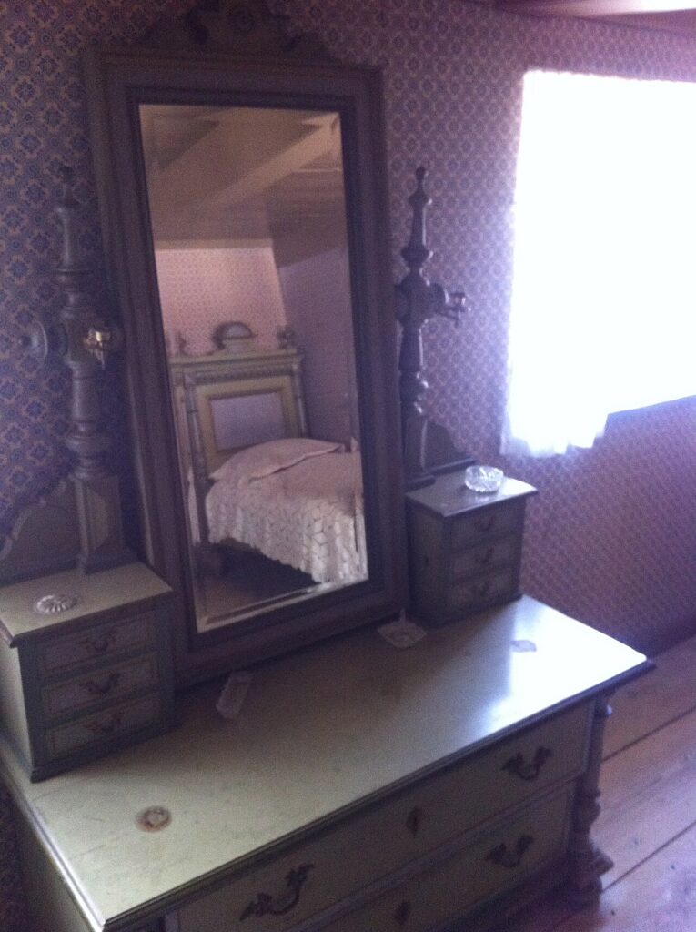 Voici 7 façons d’ agrandir une pièce avec un miroir! Laissez - Billede taget på Wiki-fotodag juni 2012. Frilandsmuseet.
