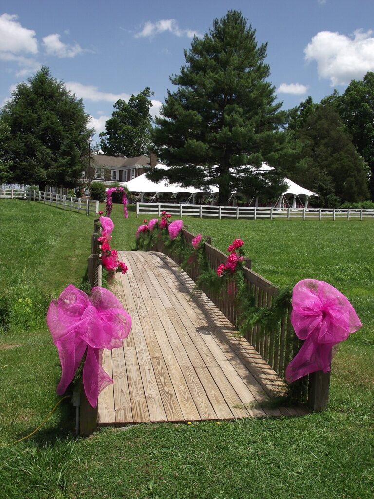 Centre de table avec fleurs pour mariage! Voici 20 déco sublimes… - Photos of the Karlan Mansion and grounds, completely decorated for a wedding. By M