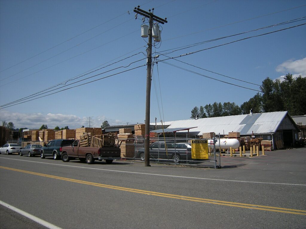 20 salons de jardin en palettes! Laissez - Pallet factory on S. 259th St., Kent, Washington near 3rd Ave S.