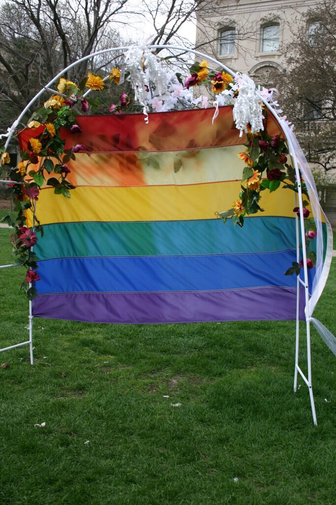 7 fleurs vivaces pour un balcon coloré à couper le souffle - The LGBT Campus Center held marriages at Mad Sex Fest.