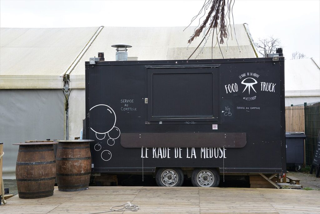DIY | Déco maison récup avec vieux tonneau en bois! 23 idées sublimes… - Un food truck appelé « Le Rade de La Méduse » installé en permanence dans l’e