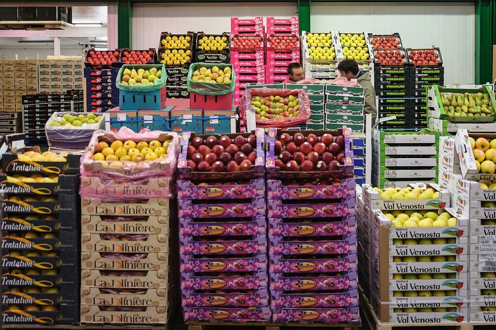 Aménager balcon et jardin avec des caisses en bois - Cagettes de fruits, stand de pommes sur le marché international de Rungis, France