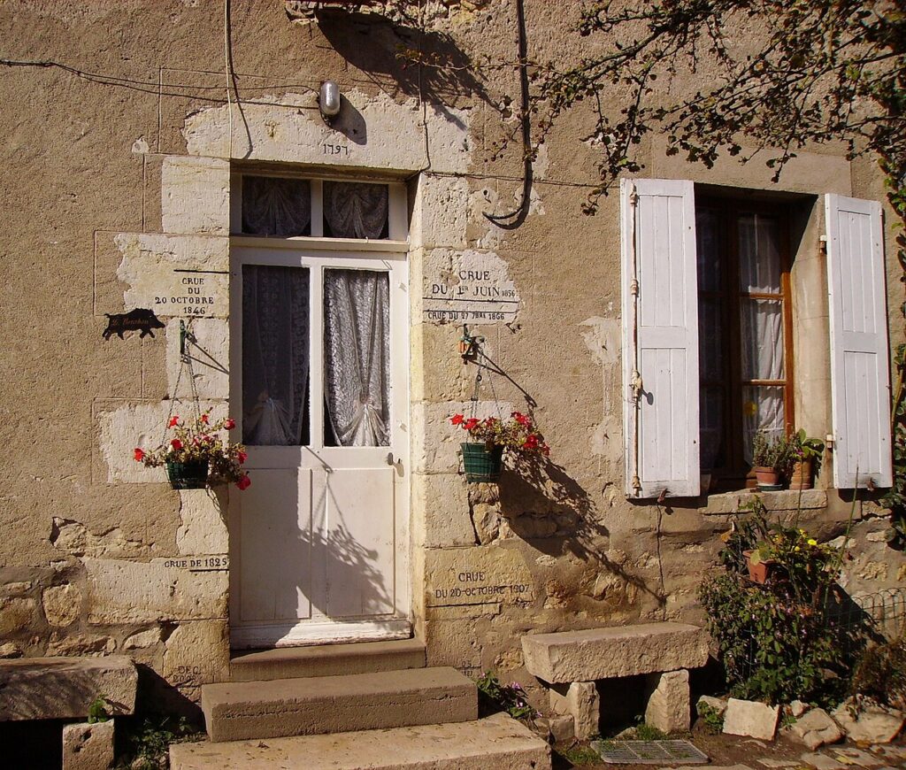 Plantes suspendues - Façade d'une maison éclusière de 1797 avec 7 repères de crue (1825, 1846, 1856, 1866, 1907, 1983 et 2008) ; Briare, Loiret, Franc