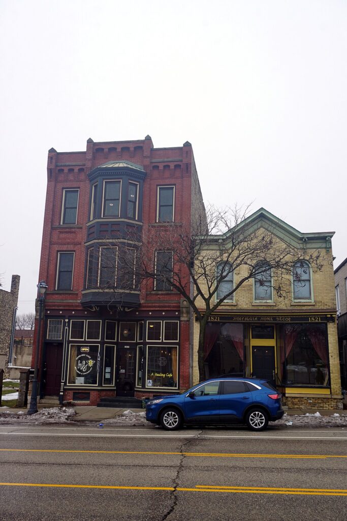 Un lit escamotable e design pour gagner de la place! Regardez ces 20 exemples… - The HoneyBee Sage Wellness & Apothecary Cafe and Nostalgia Home Decor