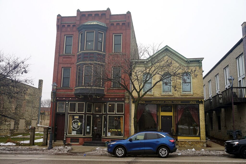20 idées pour gagner de la place en rangeant sous son lit! Inspirez - The HoneyBee Sage Wellness & Apothecary Cafe and Nostalgia Home Decor in Milwauk