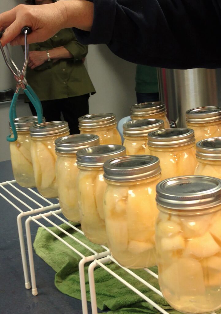 Décorer la chambre de bébé avec du Tricotin ! 3 tutoriels pour vous inspirer - The process of canning fruit