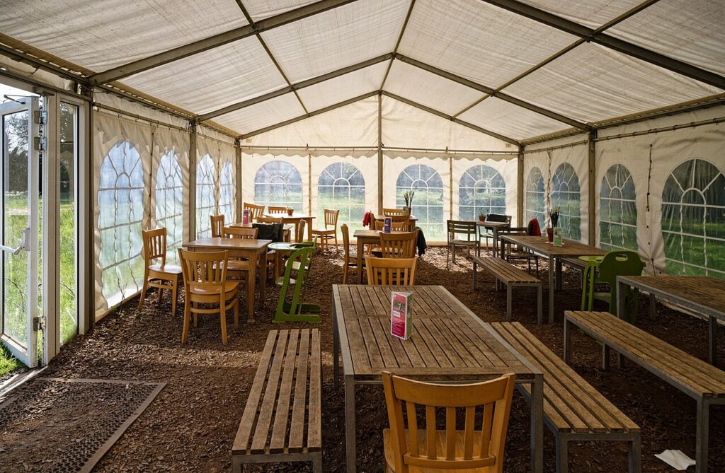 Relooker un meuble IKEA avec des palettes! 20 exemples inspirants… - The lawn café marquee interior at Newark Park, a National Trust and Grade I-liste