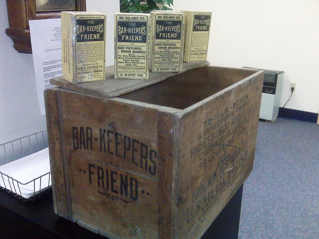 Des caisses en bois pour décorer un mur - original George Hoffman era Bar Keepers Friend boxes with an original wood shipping carton