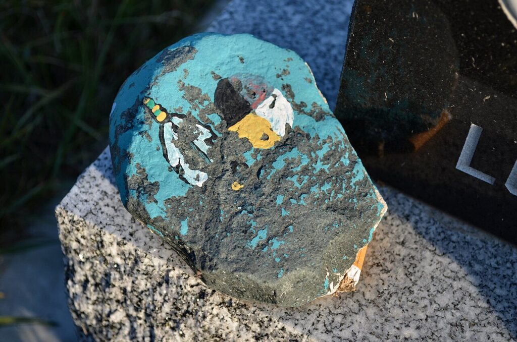 Décorations créatives avec des galets - Painted stone on grave marker in Lebret, a village situated in the Qu'Appelle Valley in Saskatchewan.