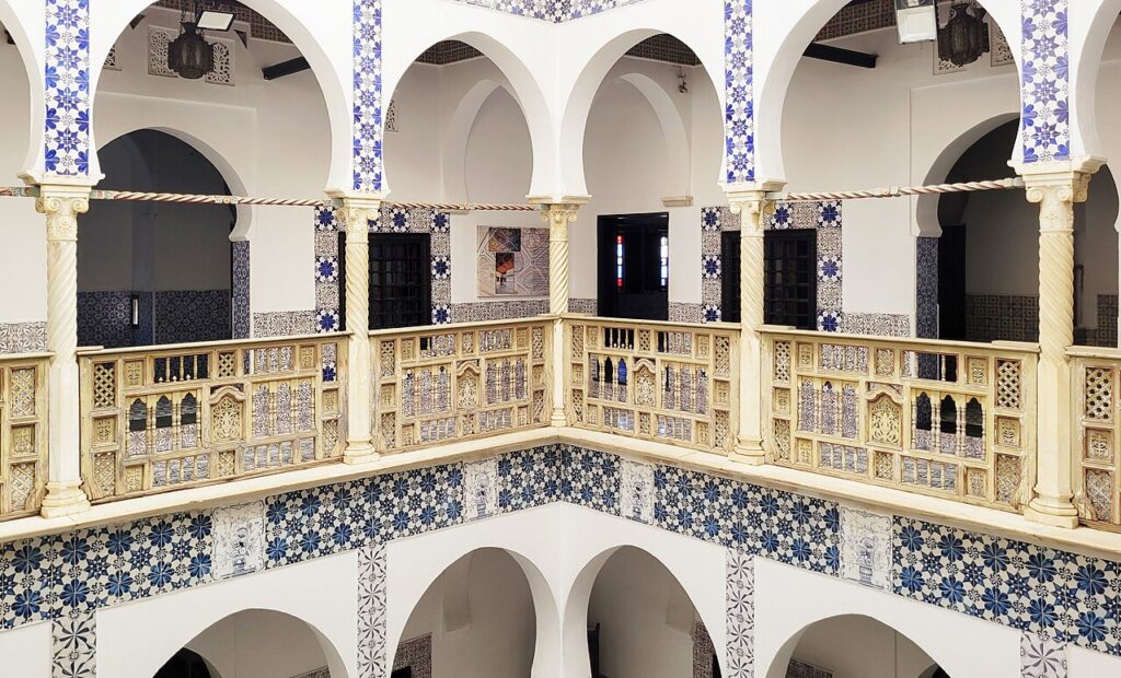 Créer une zone d’ombre dans le jardin ou sur la terrasse avec un voile d’ombrage - Patio du Palais des Raïs, Alger, Algérie